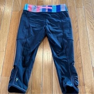 IVIVVA Girls Size 12 Cropped Leggings Side Pockets black Geometric Waistband